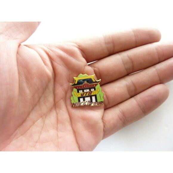 Vintage Japanese Castle Brooch JTB Nikko Tour Castle Pin Souvenir Japan - Picture 3 of 3